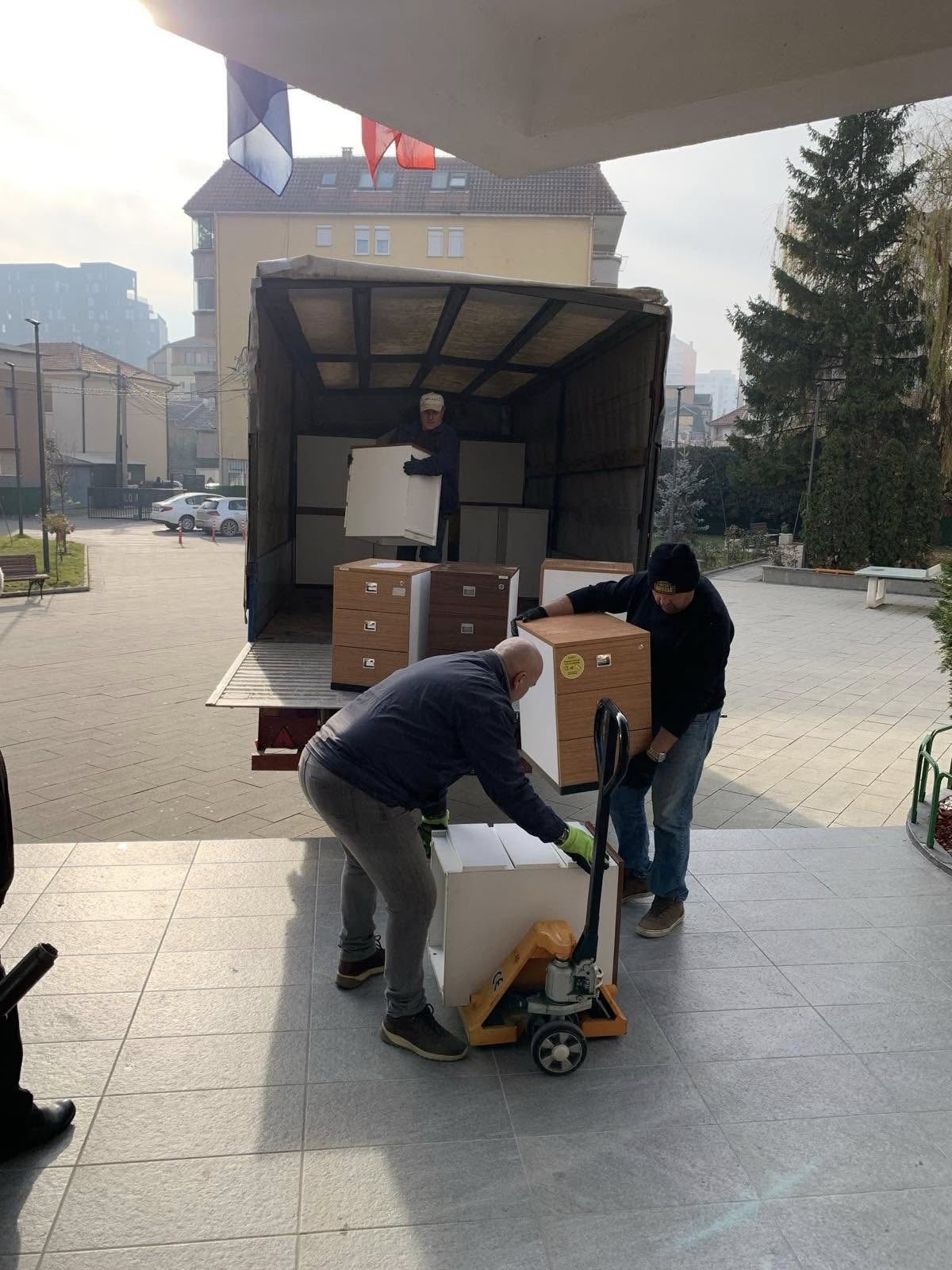 Shkolla “Emin Duraku” në Prishtinë përfiton inventar modern arsimor nga Banka Raiffeisen 6 600226196 1197626768995712 3073769008009637057 n