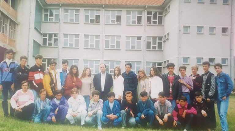Profesori Januz Kastrati nga Malisheva kujton gjeneratën 1996-2000: Të mirë në mësime, në sjellje dhe në sport