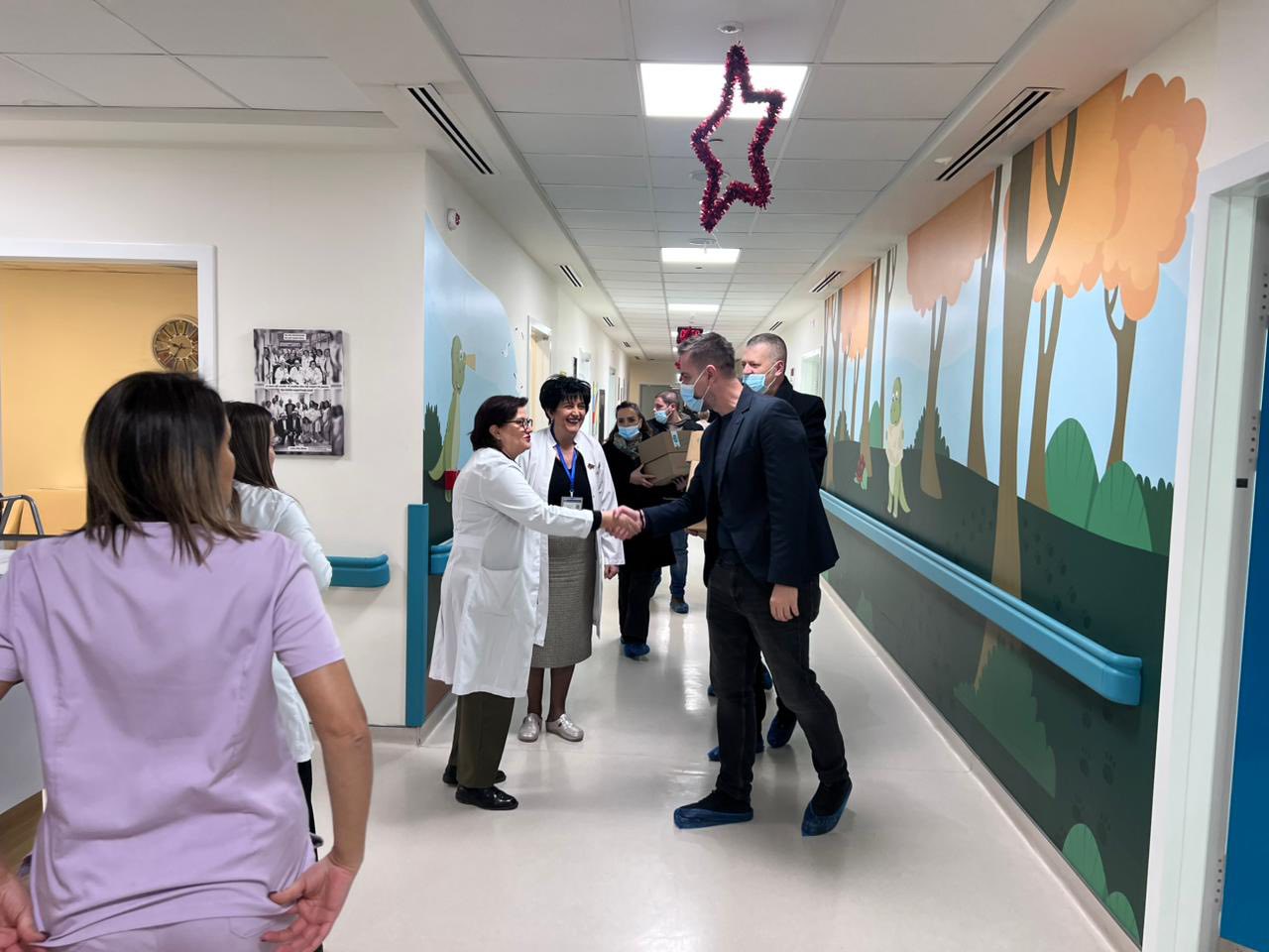 Shkolla “Emin Duraku” bashkë me Drejtorin e Arsimit, me mbështetjen e ADRA-s, shpërndajnë dhurata për fëmijët në Onkologji 6 605537569 867685845651957 3265972737196839964 n