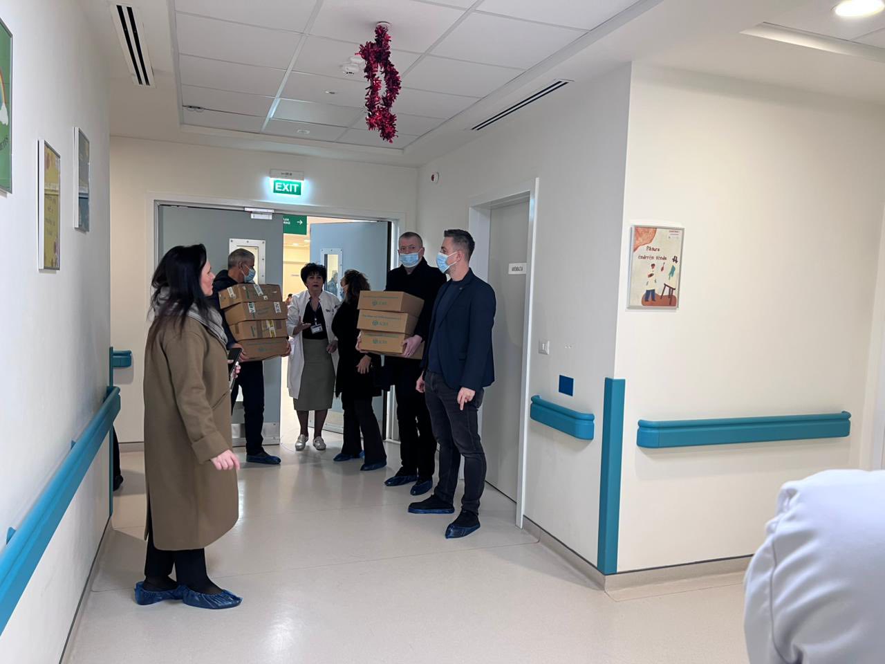 Shkolla “Emin Duraku” bashkë me Drejtorin e Arsimit, me mbështetjen e ADRA-s, shpërndajnë dhurata për fëmijët në Onkologji 7 605768702 867685772318631 3313250979668840598 n