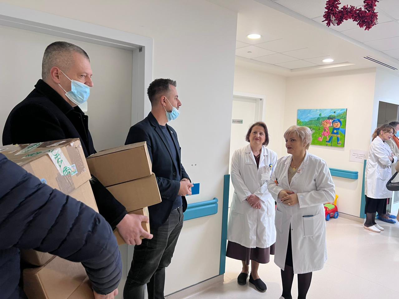 Shkolla “Emin Duraku” bashkë me Drejtorin e Arsimit, me mbështetjen e ADRA-s, shpërndajnë dhurata për fëmijët në Onkologji 5 608776384 867685855651956 7562252622804161043 n