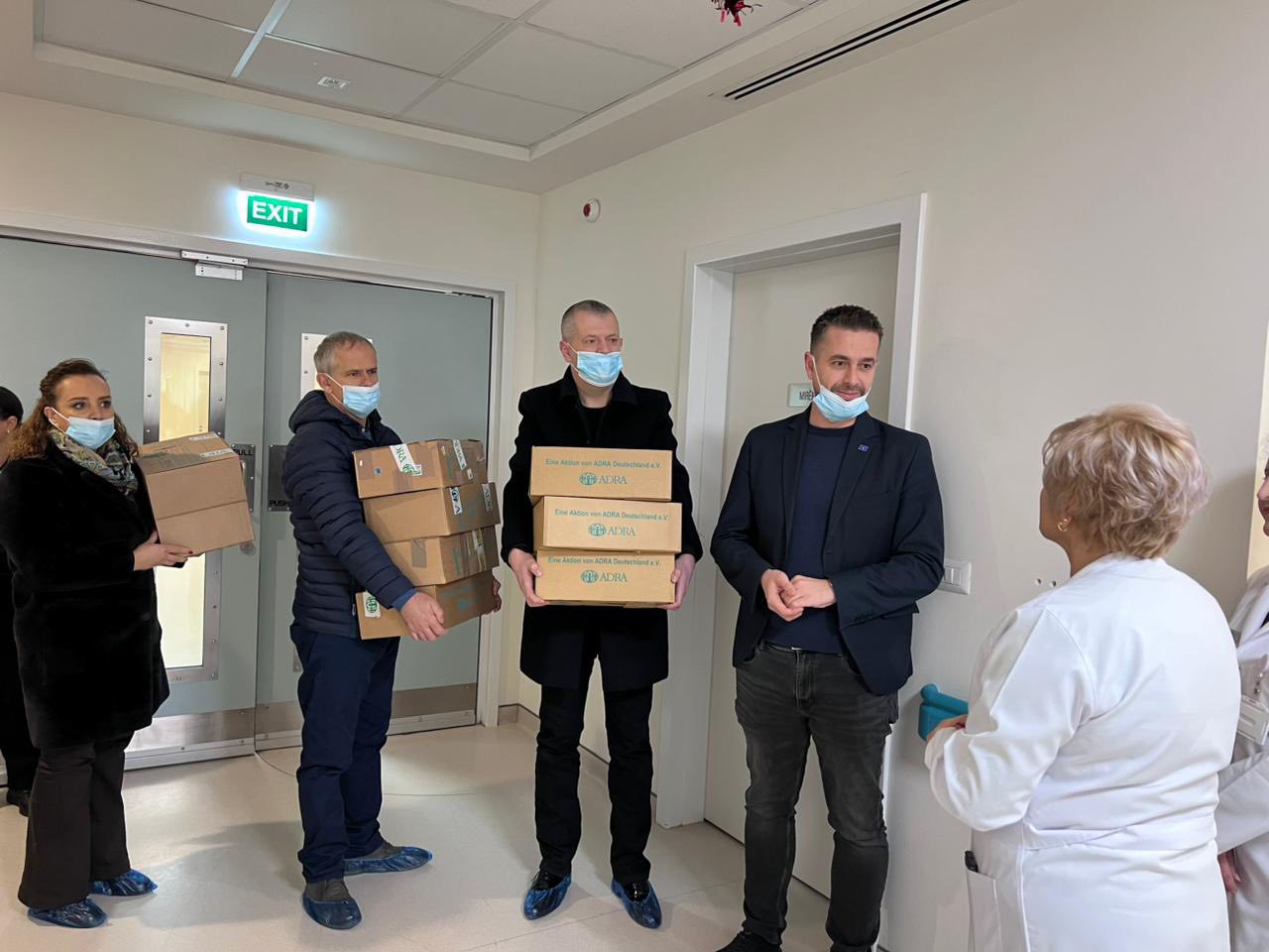 Shkolla “Emin Duraku” bashkë me Drejtorin e Arsimit, me mbështetjen e ADRA-s, shpërndajnë dhurata për fëmijët në Onkologji 8 608891117 867685832318625 410295487794604393 n