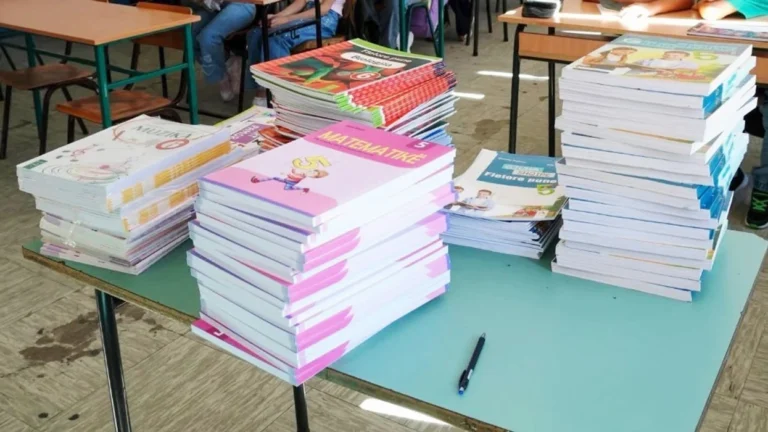 Serbia vazhdon t’i mbajë të bllokuara fondet për librat e nxënësve në Luginë