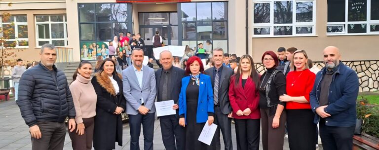 Pensionohen mësimdhënësi i matematikës, Muhamed Sagdati dhe mësimdhënësja, Seylan Krasniç