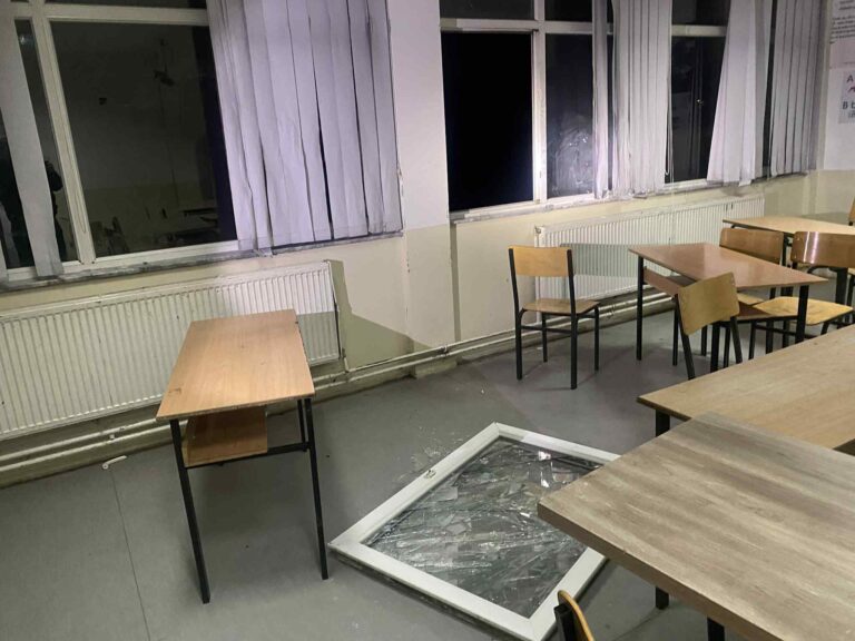 E rëndë: Thyhet dhe vidhet Shkolla “Dëshmorët e 5 Prillit” në Smirë