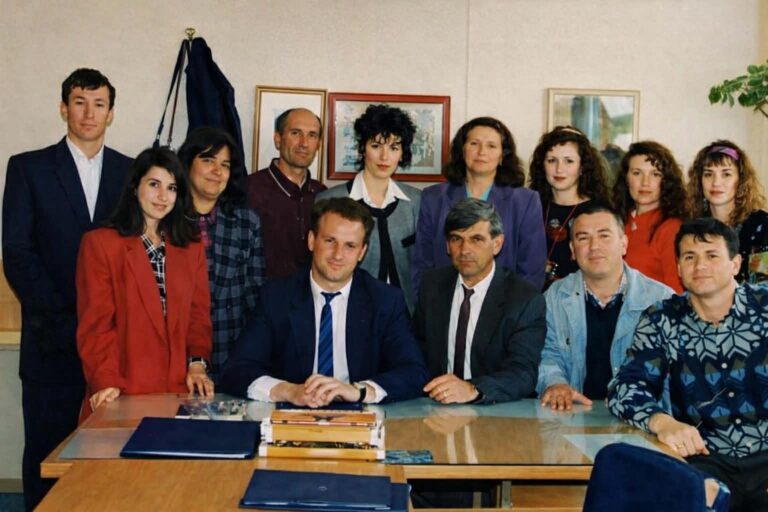 Drejtori Rrahim Bekteshi ndan një kujtim nga vitet ’90 të arsimit në Samadraxhë: kolegë në kohë sfidash