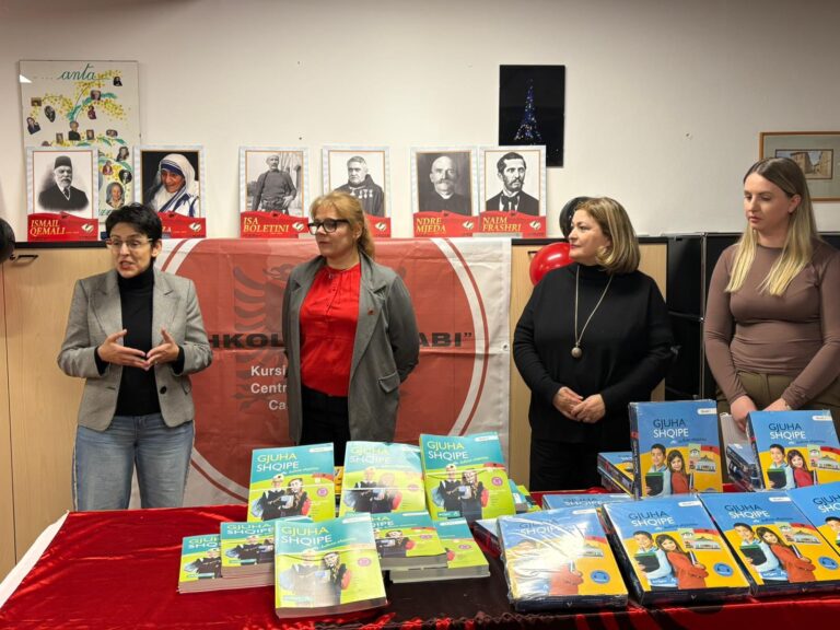 Shkolla Shqipe “Korabi” shpërndan libra për nxënësit e gjuhës shqipe