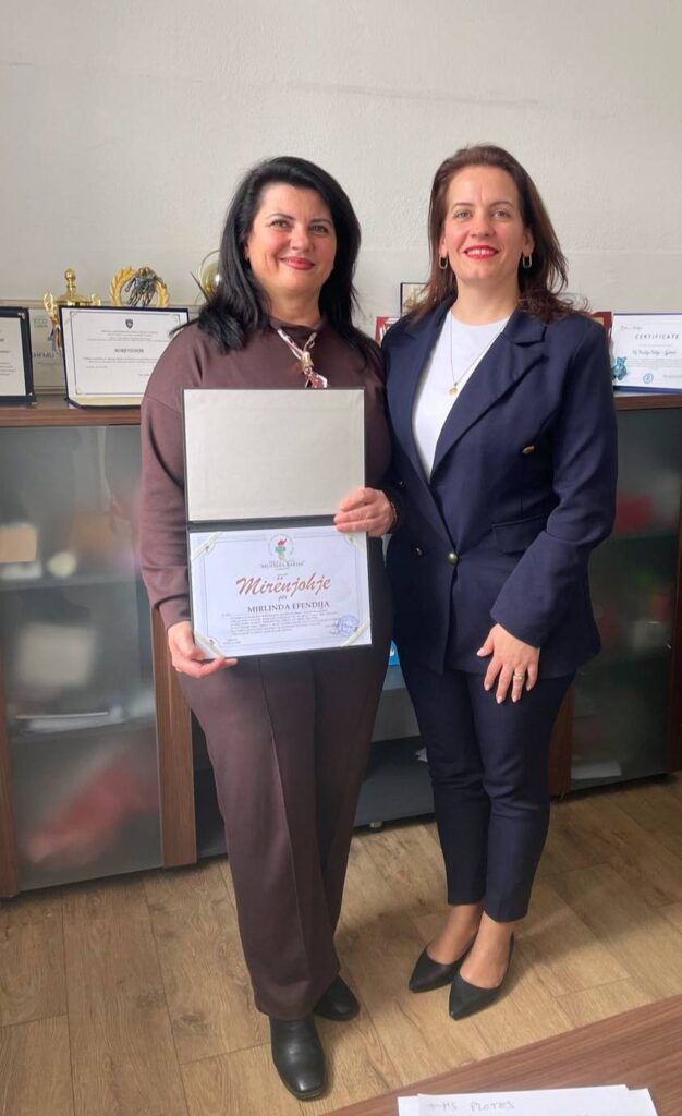 Mirlinda Efendija zgjidhet mësuese e dalluar në shkollën "Mustafa Bakija" në Gjakovë 2 634427079 1350364440228073 3401139042670778971 n