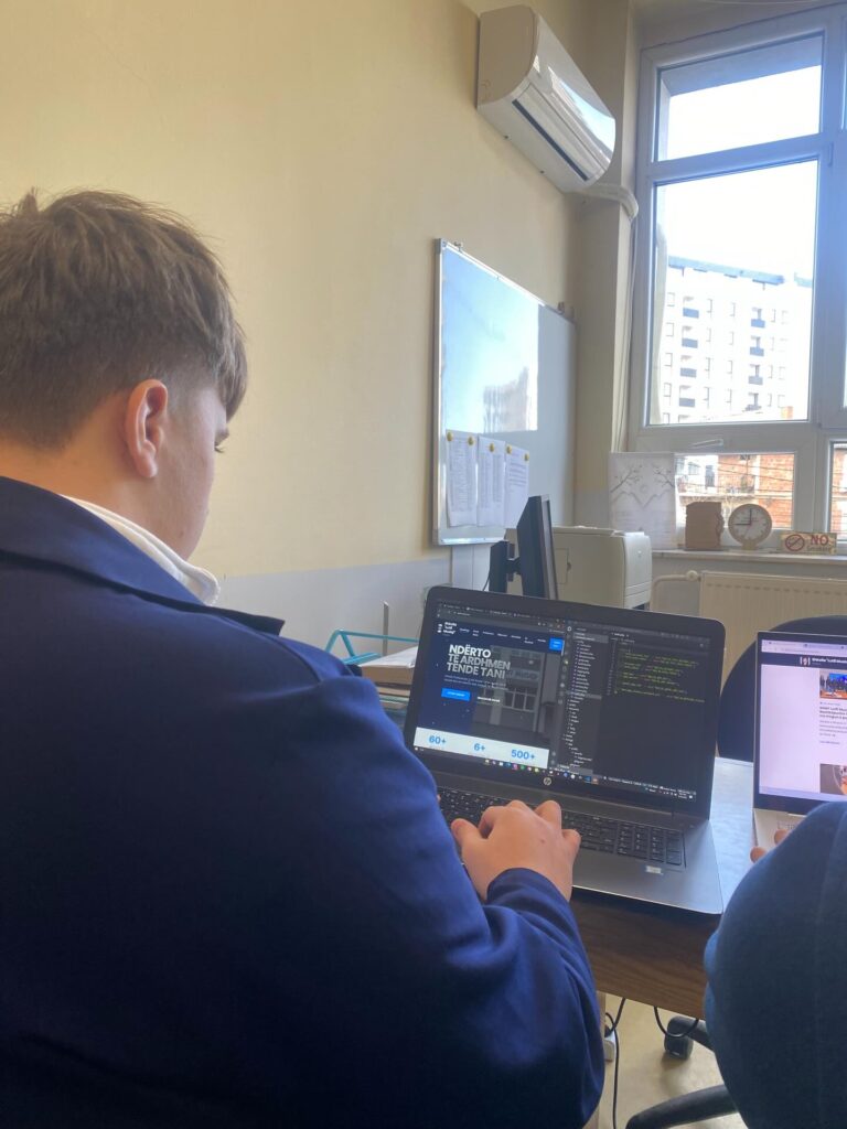 Nxënësit e klasës 11/9 të shkollës "Lutfi Musiqi" në Vushtrri zhvillojnë webfaqen zyrtare me Inteligjencë Artificiale 2 641144630 17980319027968746 4726533967032261832 n