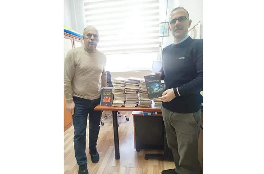 Mësuesi Naim Sadiku dhuron mbi 300 libra për Bibliotekën e Shkollës “Vesel Muja” në Mihir 2 naim sadiku26 850x560 1