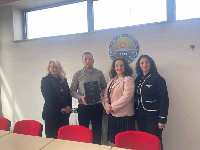 Mësimdhënësi Hidajet Haziri mbron temën e diplomës në master