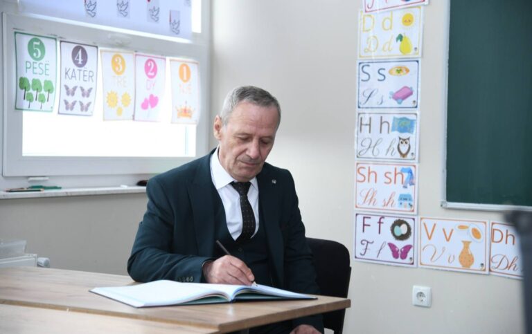 Pensionohet mësimdhënësi Haxhi Dellova nga Rahoveci