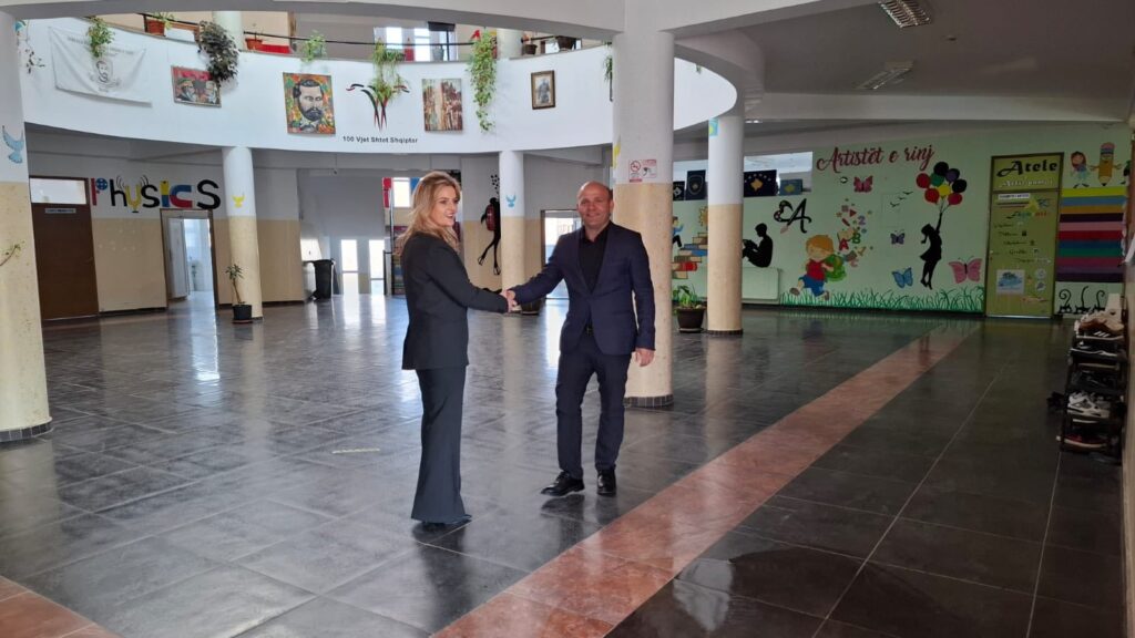 Drejtoresha e Arsimit në Malishevë viziton shkollat në Banjë dhe Kërvasari për avancimin e mësimit 3 32
