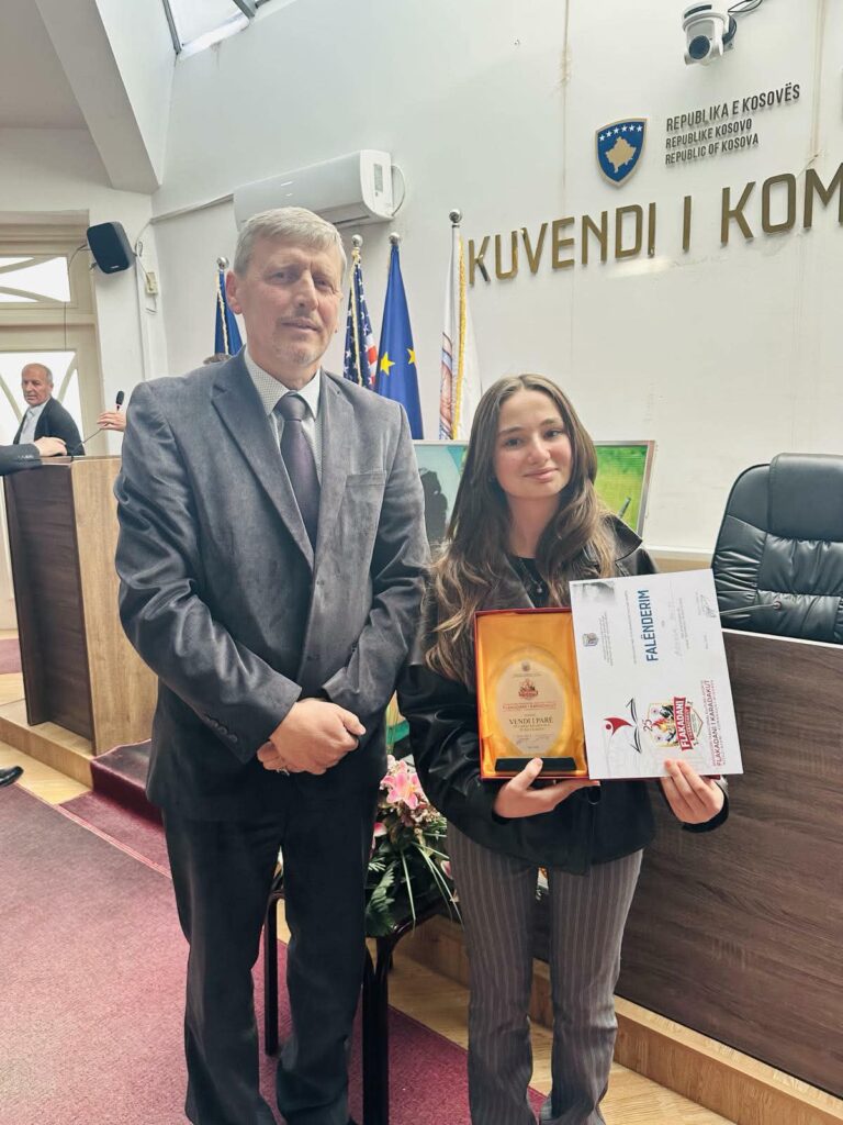Nxënësja Agnesa Dauti fituese e garave rajonale të recituesve "Flakadanët e Karadakut" 5 392d7adc ede3 4646 8147 05abca055ef2 1