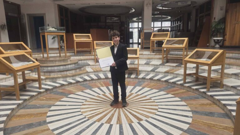 Nxënësi Eris Laçi, fiton vendin e parë në konkursin letrar