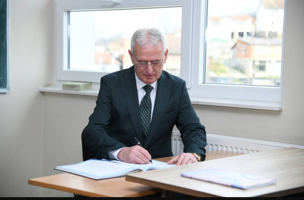 Pensionohet mësimdhënësi Ramadan Duraku nga Rahoveci - pas 40 viteve kontribut në arsim 3 645478616 2940783026114406 7512154425130654395 n