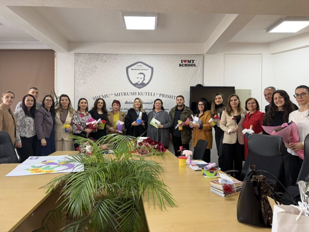 Nxënësit e shkollës “Mitrush Kuteli” punuan lule të ricikluara dhe i dhuruan për mësimdhënësit me rastin e 7 dhe 8 Marsit 2 646983425 1379939130606940 99656439563879527 n