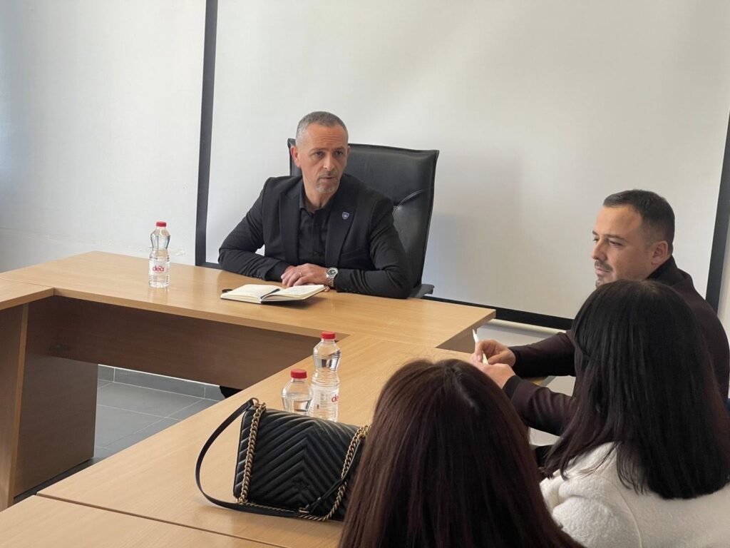Drejtori i ri i Arsimit në Gjilan mban takim me drejtorët e shkollave - flasin për sfidat dhe cilësinë në arsim 2 647554521 1234746775497559 451537501949570564 n