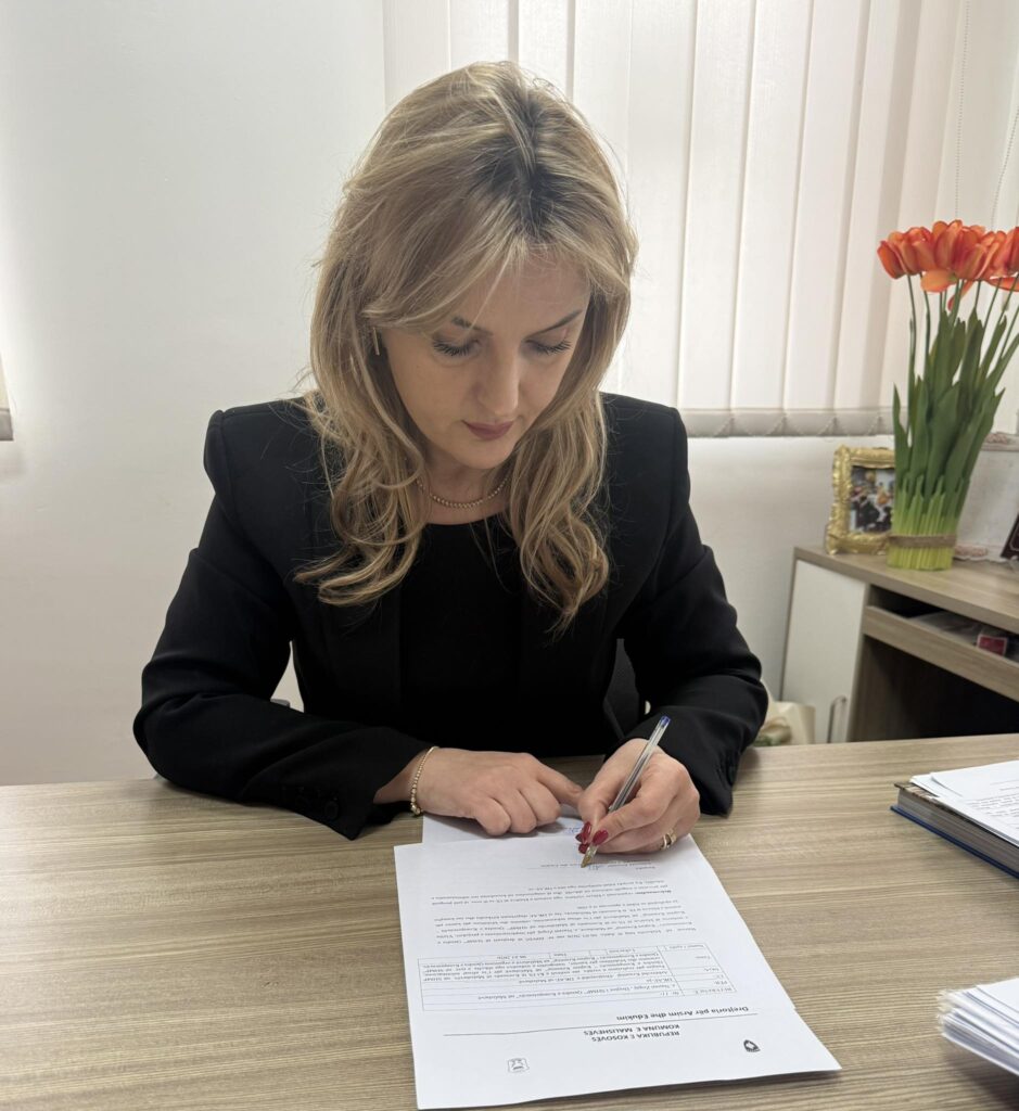 Drejtoresha e Arsimit në Malishevë me njoftim për nxënësit e klasave të nënta 2 649667670 26583320371273554 4111472139282830813 n