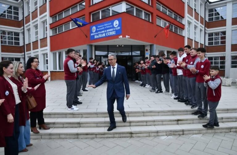 Pensionohet mësimdhënësi Fadil Dellova nga Krusha e Madhe