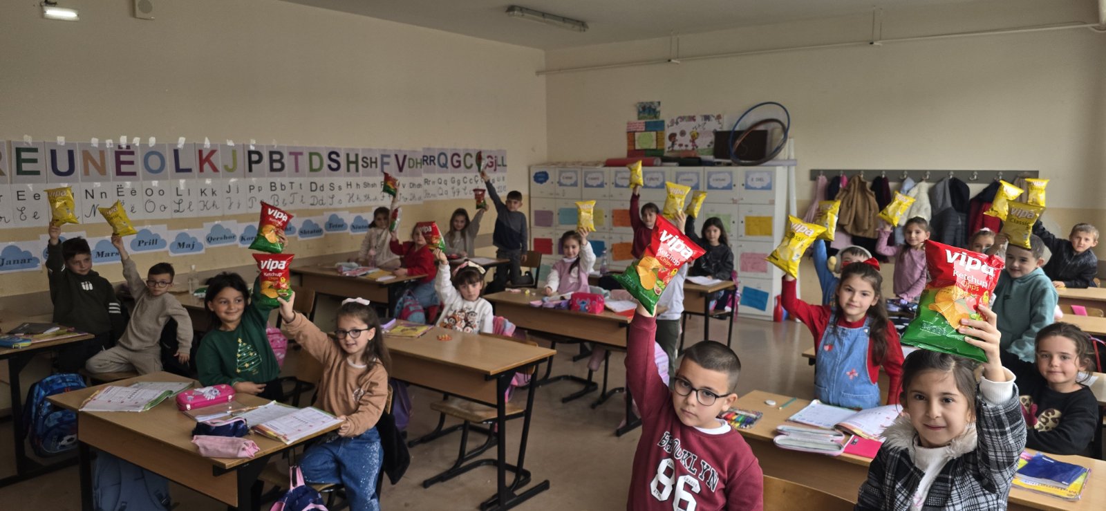 Nxënësit e parafillores dhe klasës së parë në shkollën “Abedin Bujupi” në Arllat gëzohen nga VIPA Chips 17 IMG 6f6102e7c75327bf069ffb1b0e752010 V