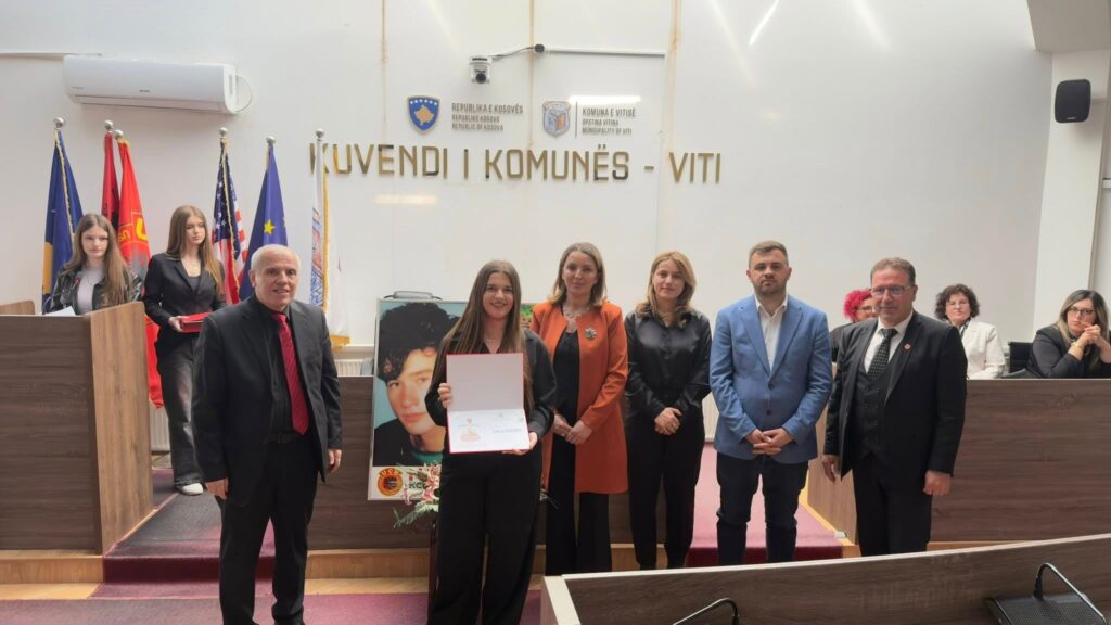 Nxënësja Agnesa Dauti fituese e garave rajonale të recituesve "Flakadanët e Karadakut" 6 Messenger creation 8AFC6E51 3FC3 4805 B594 F0ED0F808AC2