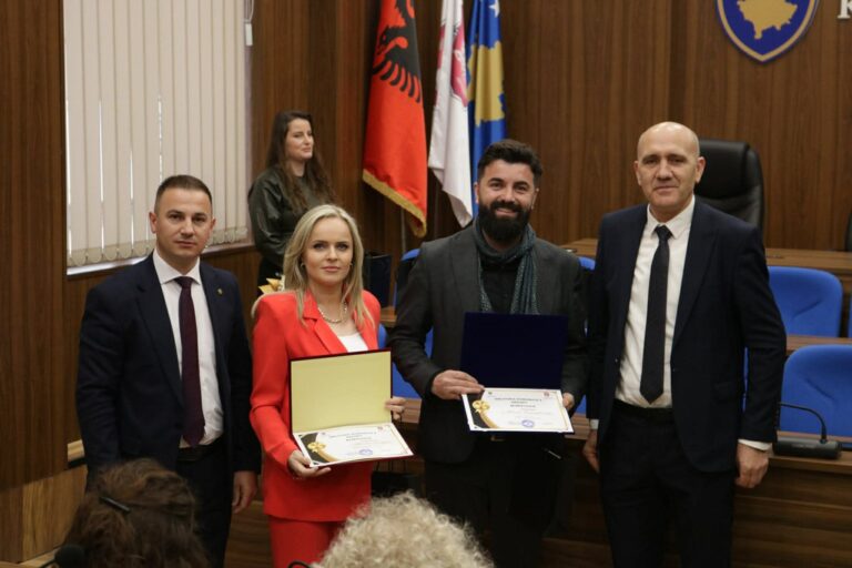 Drejtoria e Arsimit në Lipjan ndan mirënjohje për mësimdhënësit Merita Zeqiri dhe Alban Bylykbashi