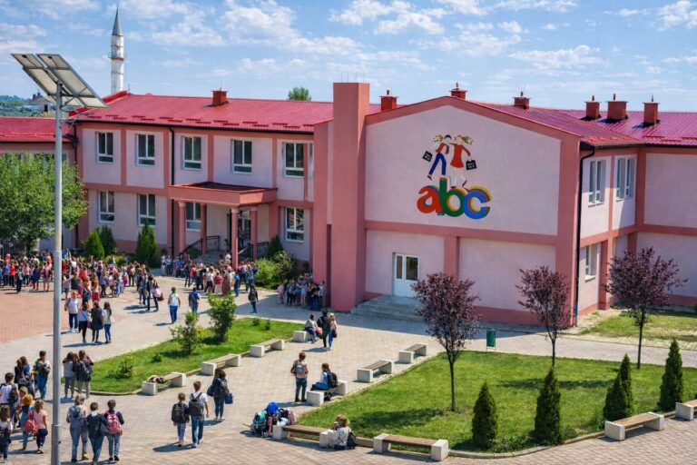 Tepricë e mësuesve, mbi 3 mijë mësimdhënës më shumë në shkollat në Kosovë