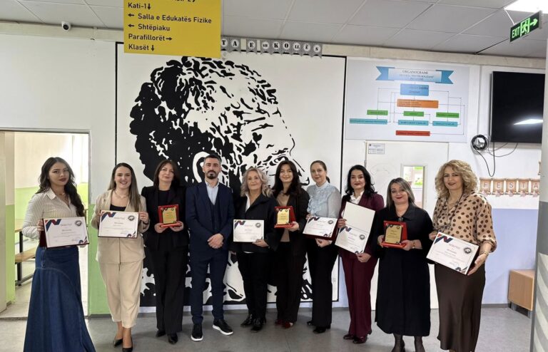 Shkolla “Pjetër Bogdani” në Prishtinë ndan mirënjohje për mësueset me rastin e 7 Marsit