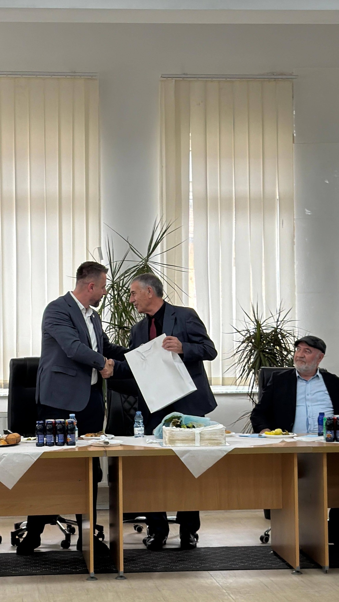 Pensionohet drejtori Xhavit Berisha - pas 42 vitesh kontribut në arsim 5 11 1