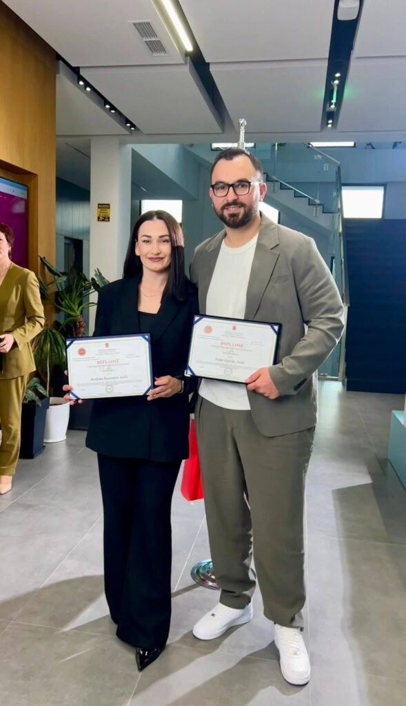 Çifti nga Gjilani specializon njëkohësisht - sukses i përbashkët në mjekësinë orale 7 5