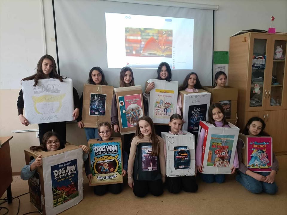 Aktivitet ndërgjegjësues në shkollën “Mihal Grameno”: Nxënësit promovojnë librin dhe përfshirjen 7 661598939 1245839347335938 1002864013518810476 n
