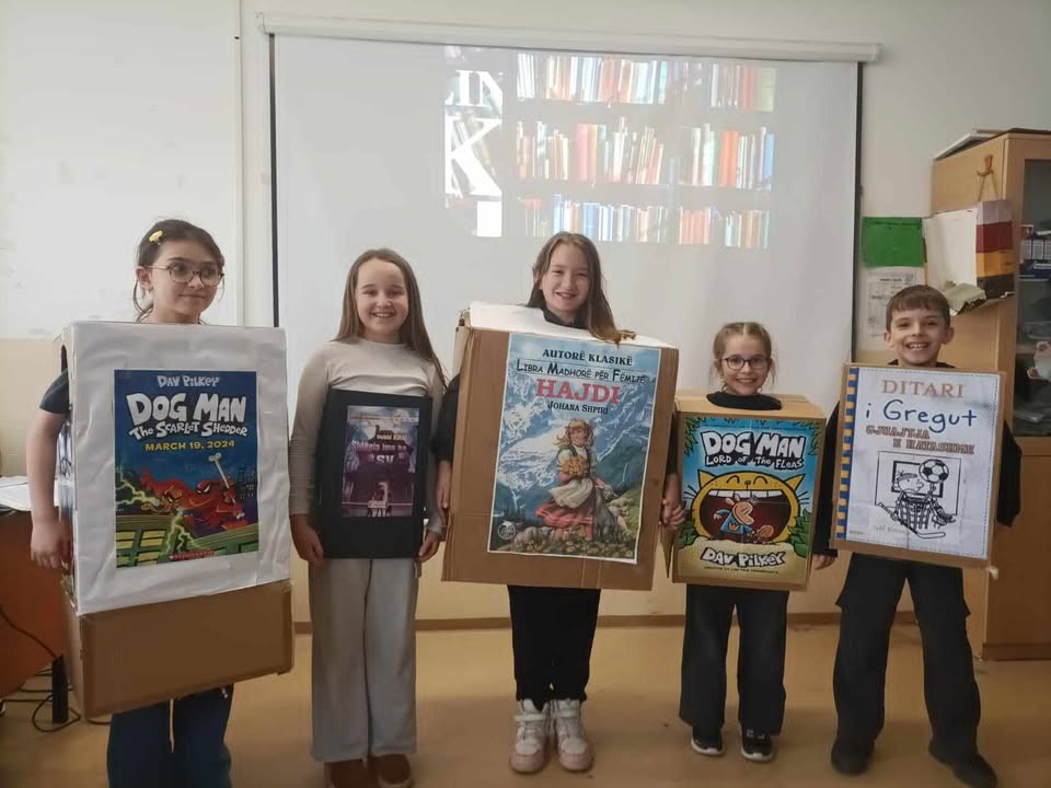Aktivitet ndërgjegjësues në shkollën “Mihal Grameno”: Nxënësit promovojnë librin dhe përfshirjen 9 664135078 1430384451613440 1185712192699678921 n
