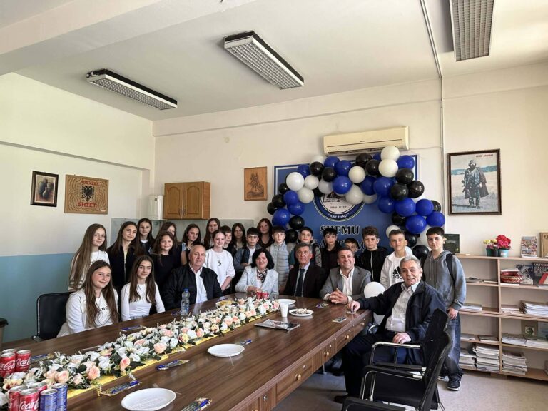 Pensionohet mësimdhënësi Safet Bushi, pas një karriere 44-vjeçare në arsim