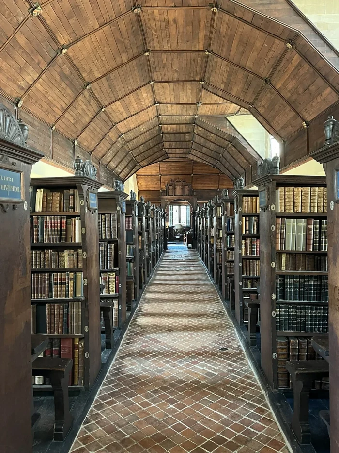 biblioteka historike u00ebsht u00eb m u00eb e vjetra e universitetit nj u00eb nga bibliotekat m u00eb t u00eb vjetra akademik