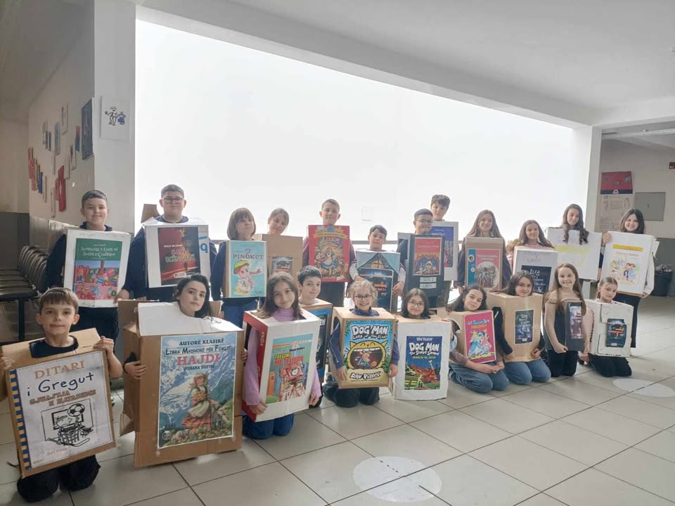 Aktivitet ndërgjegjësues në shkollën “Mihal Grameno”: Nxënësit promovojnë librin dhe përfshirjen 10 hh