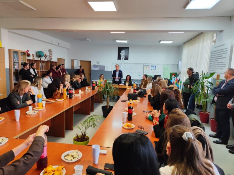 Pas 33 vitesh kontribut në arsim, pensionohet mësuesja Qefsere Sokoli-Shala