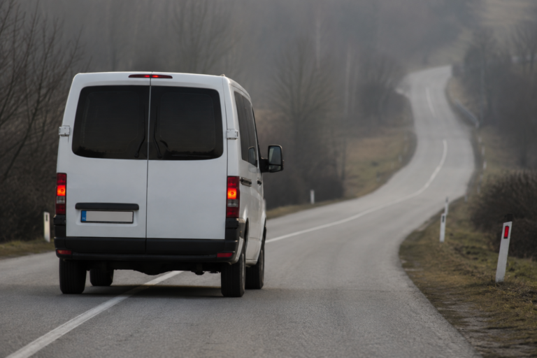 Rast shqetësues: Automjet i dyshimtë i afrohet nxënësve në Henc gjatë rrugës për në shkollë, tenton t’i bindë të hipin në të