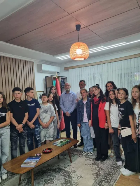 Nxënësit e shkollës “Lidhja e Pejës” vizitojnë Ambasadën e Shqipërisë në Prishtinë, përvojë edukative dhe kulturore 5 708592662 1025197260045203 1571609827571574949 n