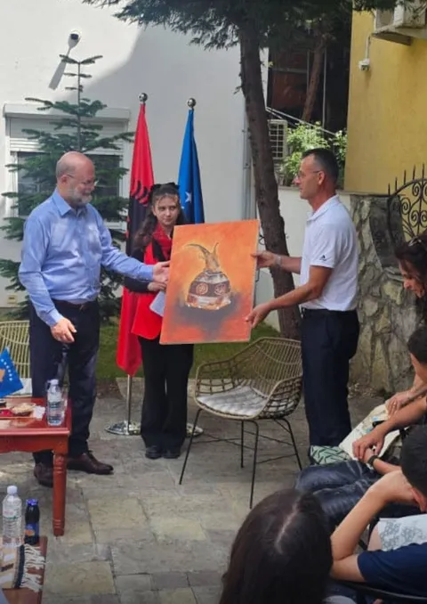 Nxënësit e shkollës “Lidhja e Pejës” vizitojnë Ambasadën e Shqipërisë në Prishtinë, përvojë edukative dhe kulturore 6 715709882 1987273351883354 9136861598795173611 n