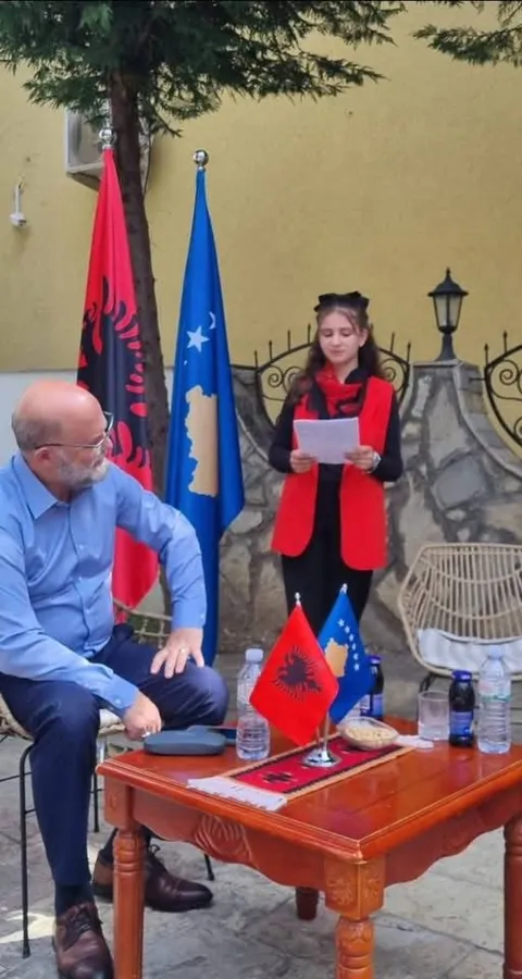 Nxënësit e shkollës “Lidhja e Pejës” vizitojnë Ambasadën e Shqipërisë në Prishtinë, përvojë edukative dhe kulturore 7 717247968 1317470216616252 7915674931178493657 n
