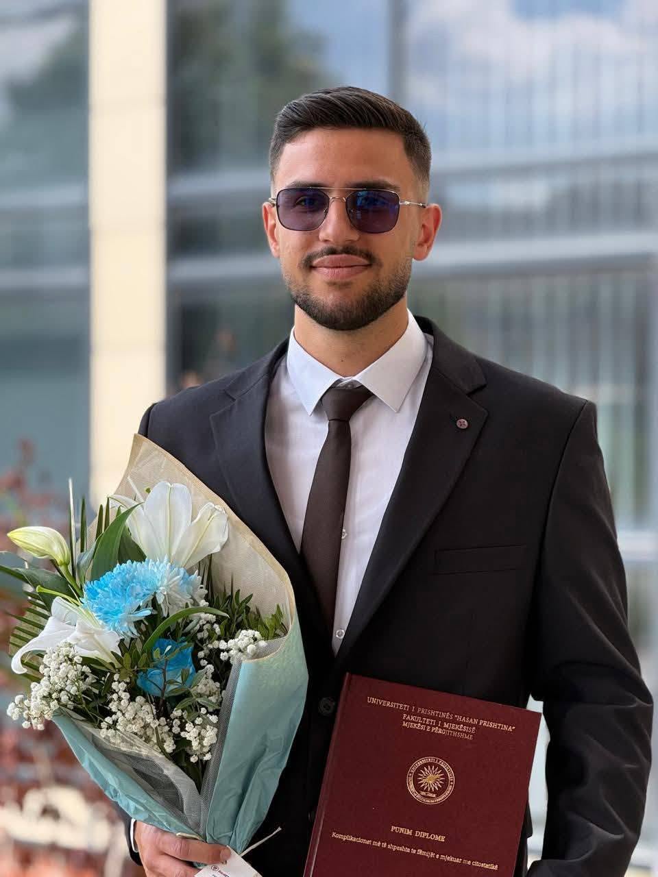 Jeton Sinani nga Vitia diplomon në Mjekësi në moshën 22-vjeçare 3 js
