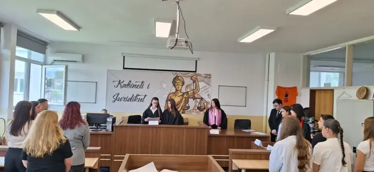 Shkolla “Kadri Kusari” në Gjakovë përmbyll vitin shkollor me simulim të një seance gjyqësore