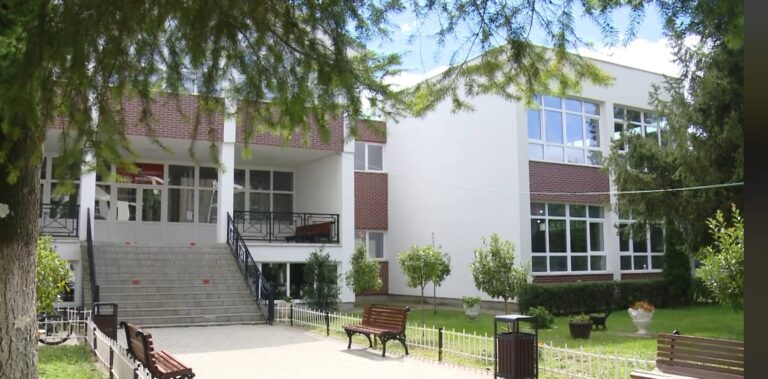 Viti shkollor përfundon të premten, por kjo shkollë do të mbajë mësim edhe për dy ditë të tjera
