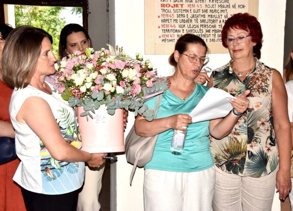 Mësuesja Greta përmbyll rrugëtimin 40-vjeçar në arsim, mes mirënjohjes dhe urimeve 8 6 1