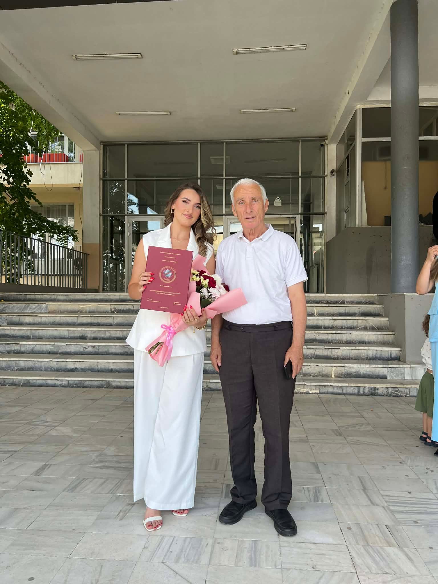 Rinesë Krasniqi nga Klina diplomon në degën e Letërsisë Shqipe 2 739156224 2117599315471073 8300107836186785093 n