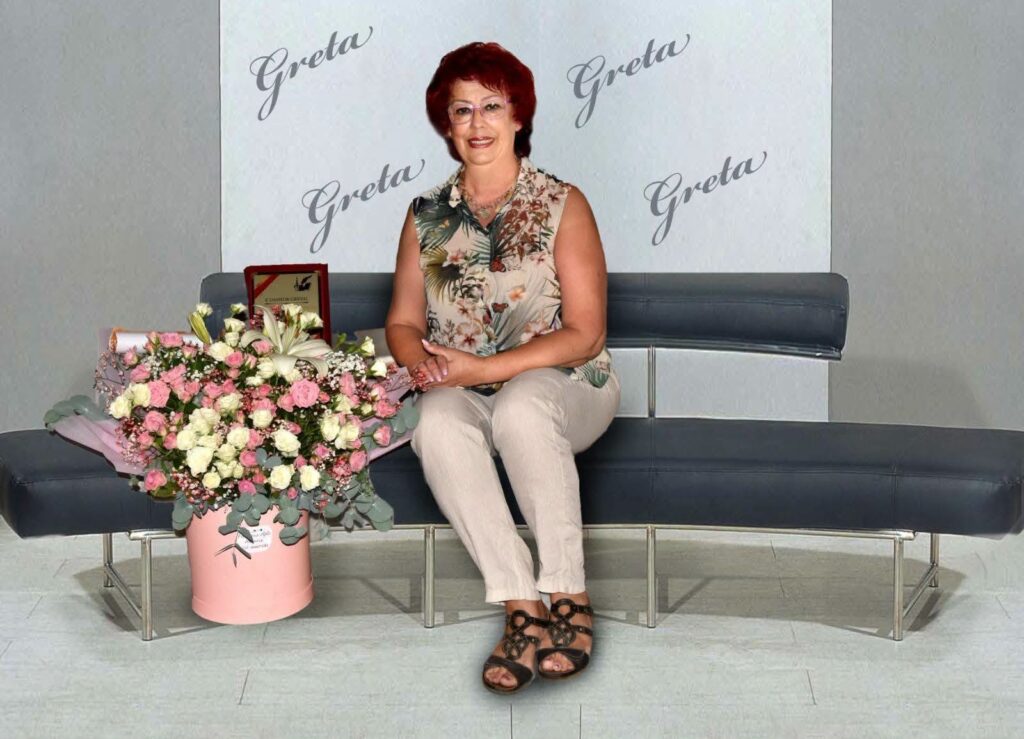 Mësuesja Greta përmbyll rrugëtimin 40-vjeçar në arsim, mes mirënjohjes dhe urimeve 5 739965721 1615485483483032 851000203258222365 n