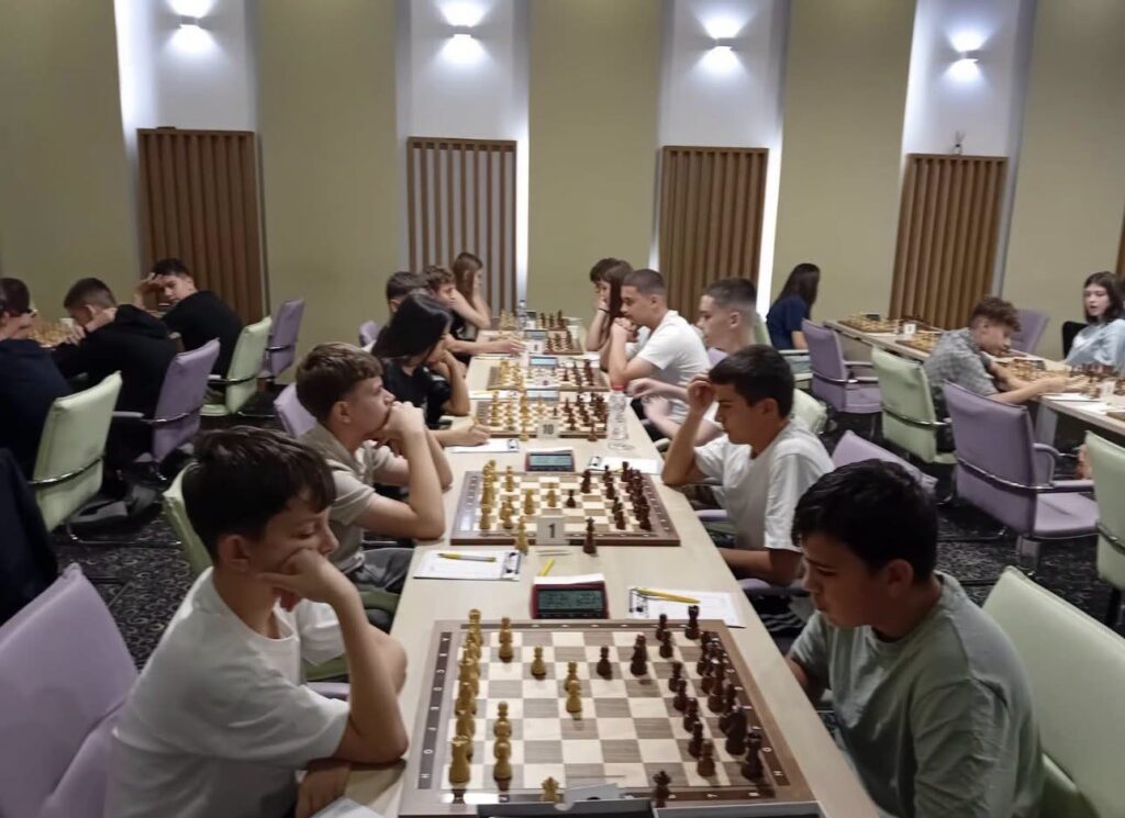 Nxënësi Jakob Buzhala shpallet kampion i Kosovës në shah për U14 2 740486683 1375166987841292 532892750657969219 n