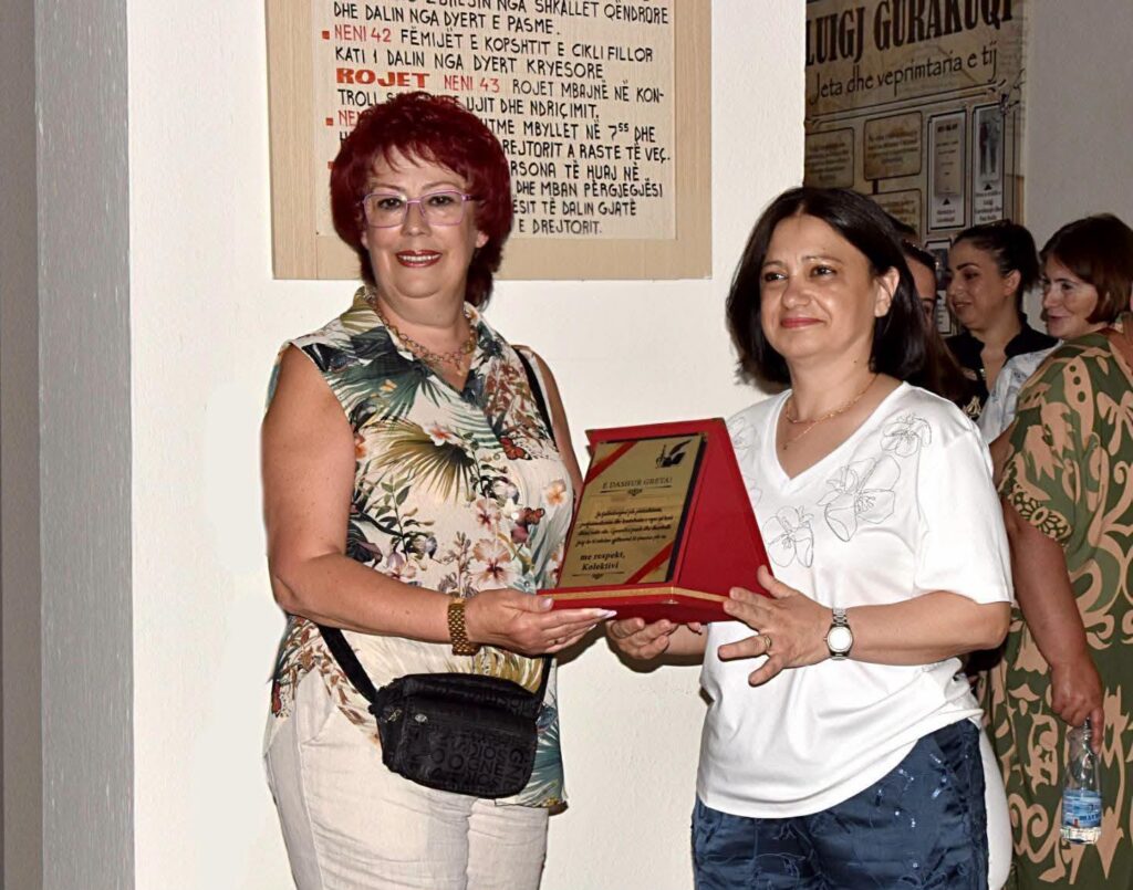 Mësuesja Greta përmbyll rrugëtimin 40-vjeçar në arsim, mes mirënjohjes dhe urimeve 6 740712708 27358902147107328 1969587850994556970 n